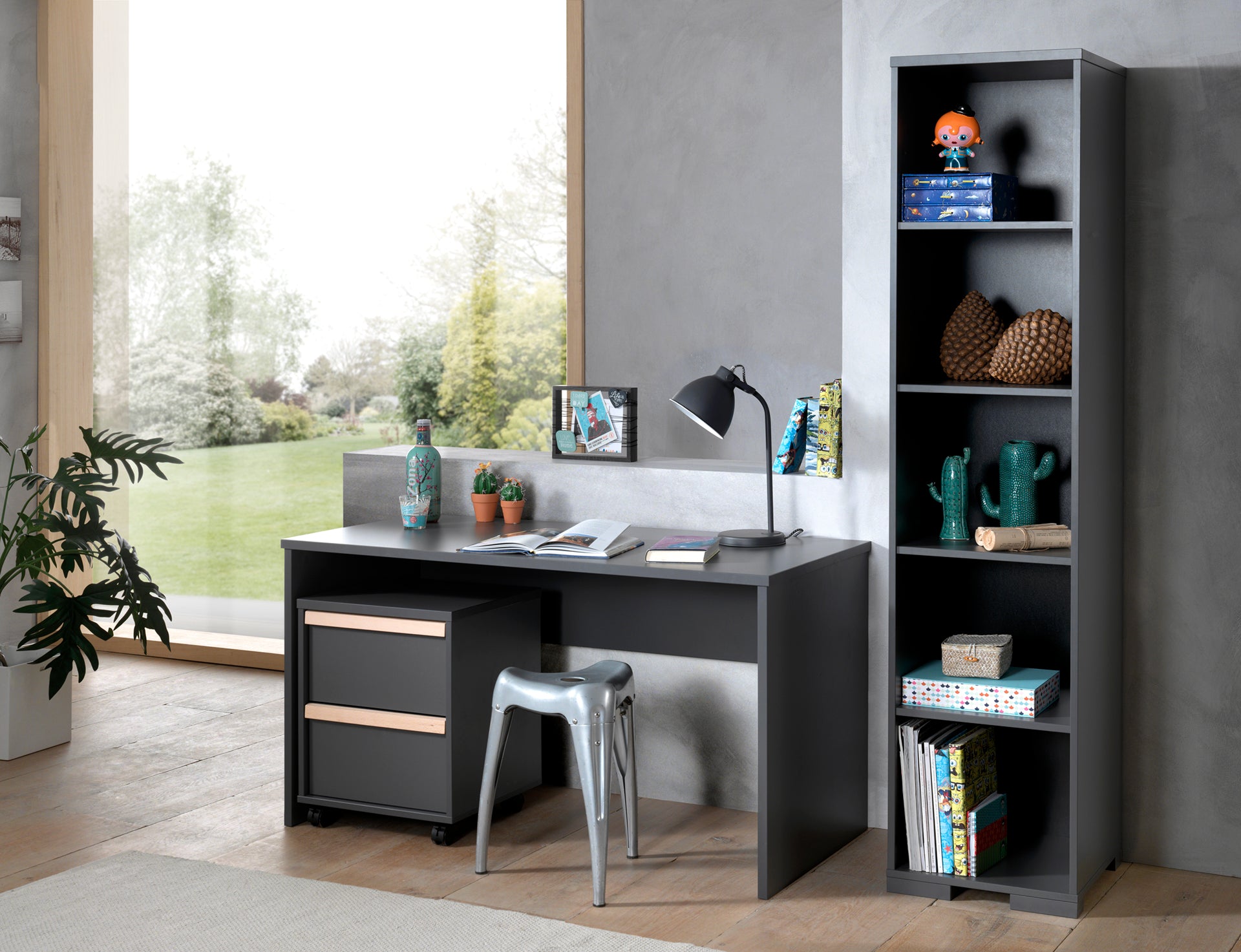 Cet ensemble LONDON anthracite se compose d'un bureau avec caisson mobile assorti et d'une bibliothèque.