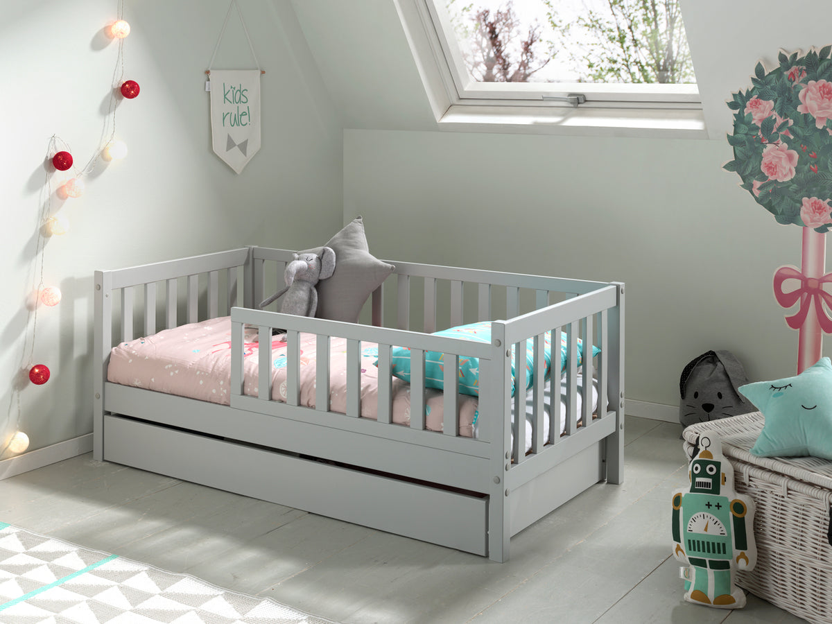 Cette combinaison TODDLER se compose du lit de tout-petit (70 x 140 cm) gris avec le tiroir de rangement assorti.