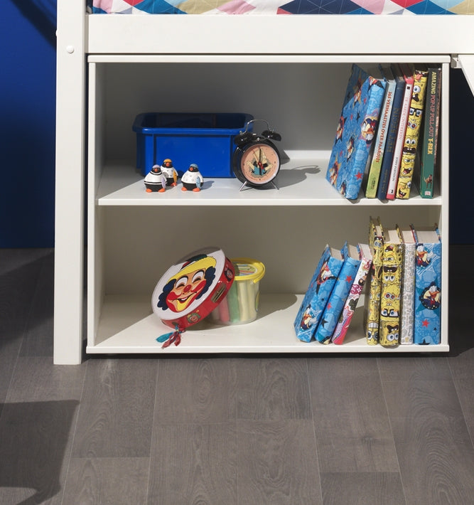 Deze PINO-combinatie bestaat uit een witte PINO hoogslaper, een PINO bureau, een PINO boekenkast, een PINO kommode met 2 deuren en een PINO hangtablet