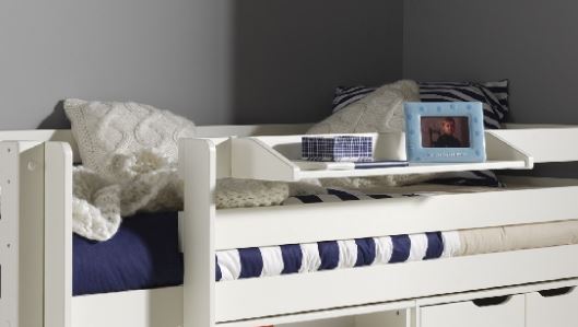 Deze PINO-combinatie bestaat uit een witte PINO hoogslaper, een PINO bureau, een PINO boekenkast, een PINO kommode met 2 deuren en een PINO hangtablet