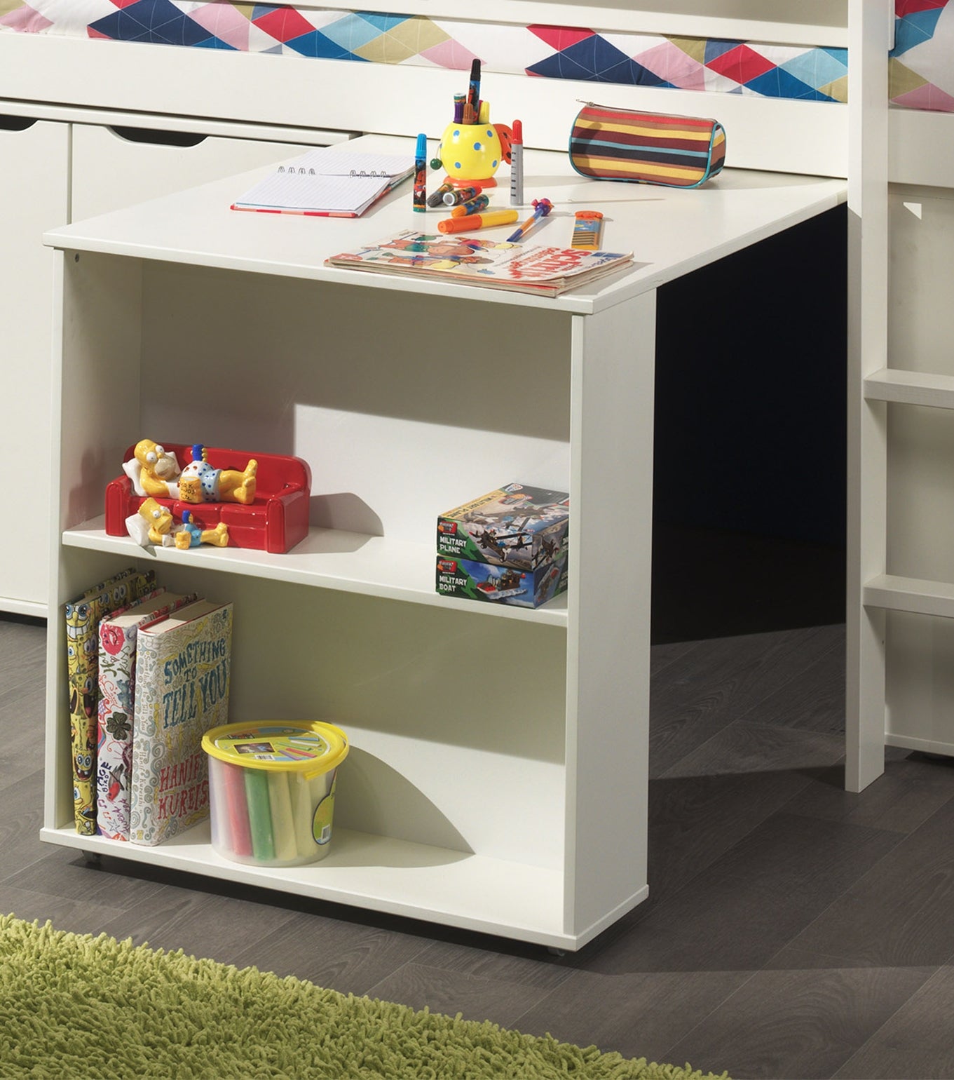 Deze PINO-combinatie bestaat uit een witte PINO hoogslaper, een PINO bureau, een PINO boekenkast, een PINO kommode met 4 laden en een PINO hangtablet