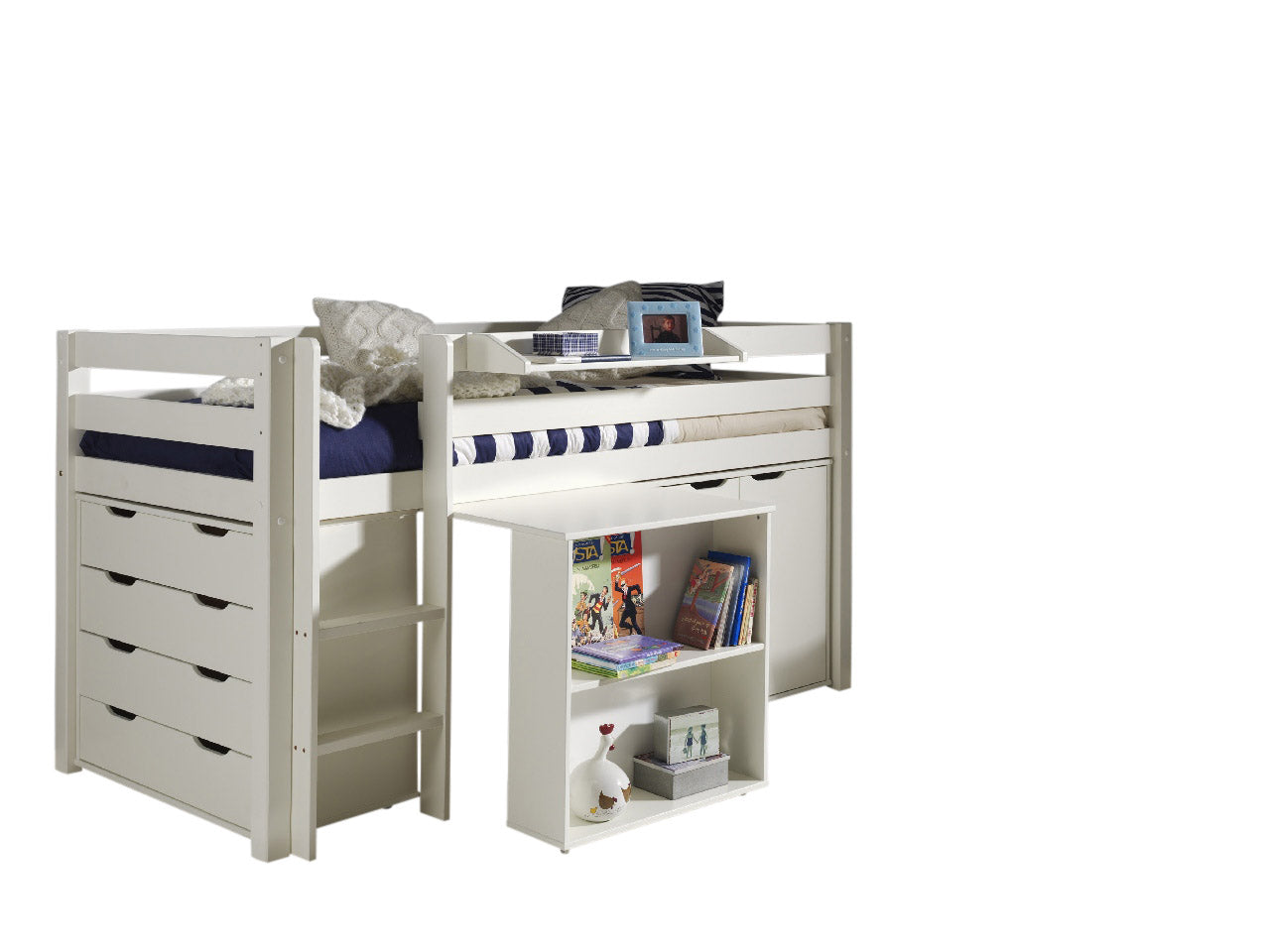 Deze PINO-combinatie bestaat uit een witte PINO hoogslaper, een PINO bureau, een PINO kommode met 4 laden, een PINO hangtablet en een PINO kommode met 2 deuren