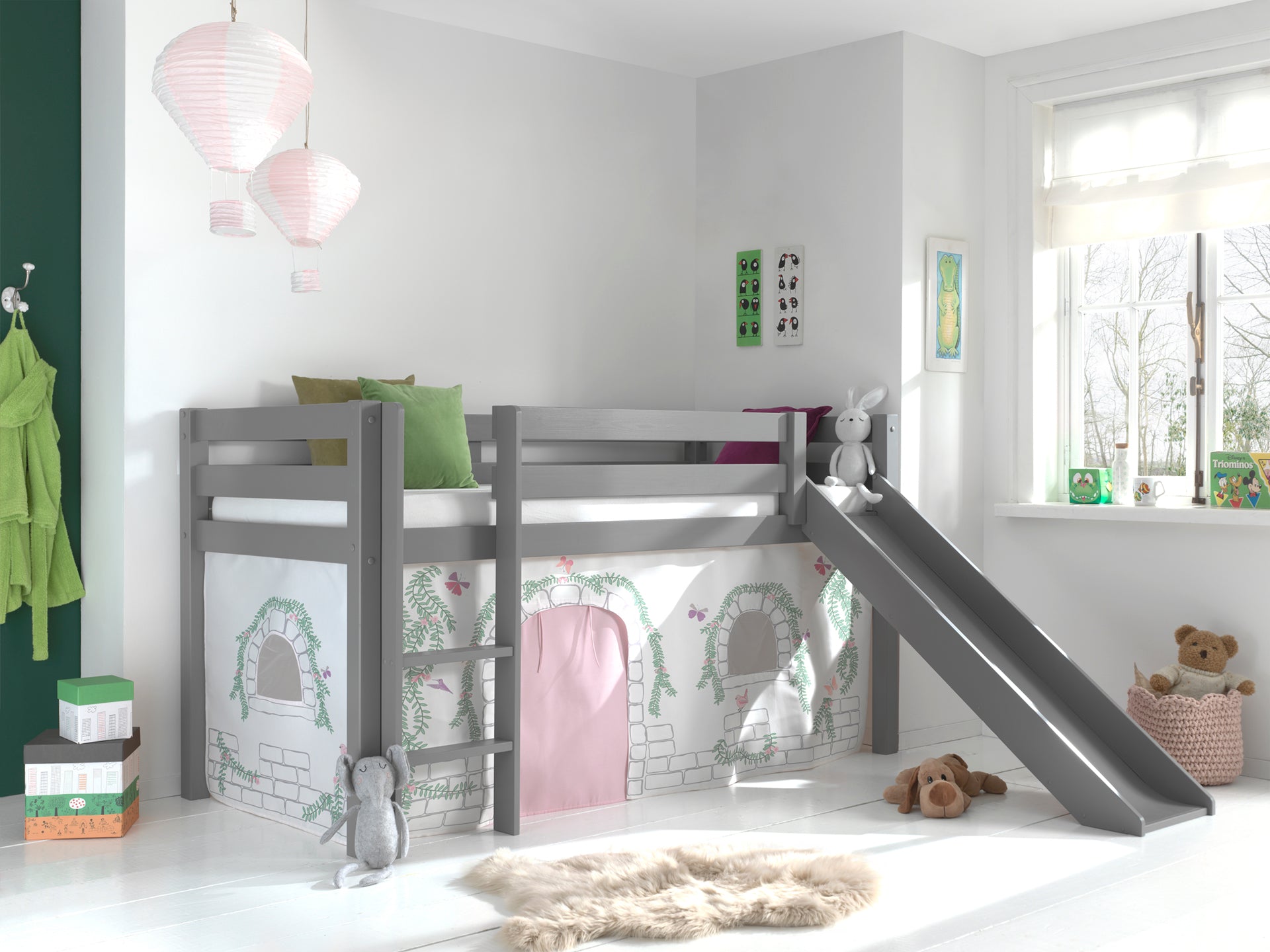 Cette combinaison PINO se compose d'un lit mezzanine PINO gris, d'un toboggan et d'un rideau de jeu Birdy.