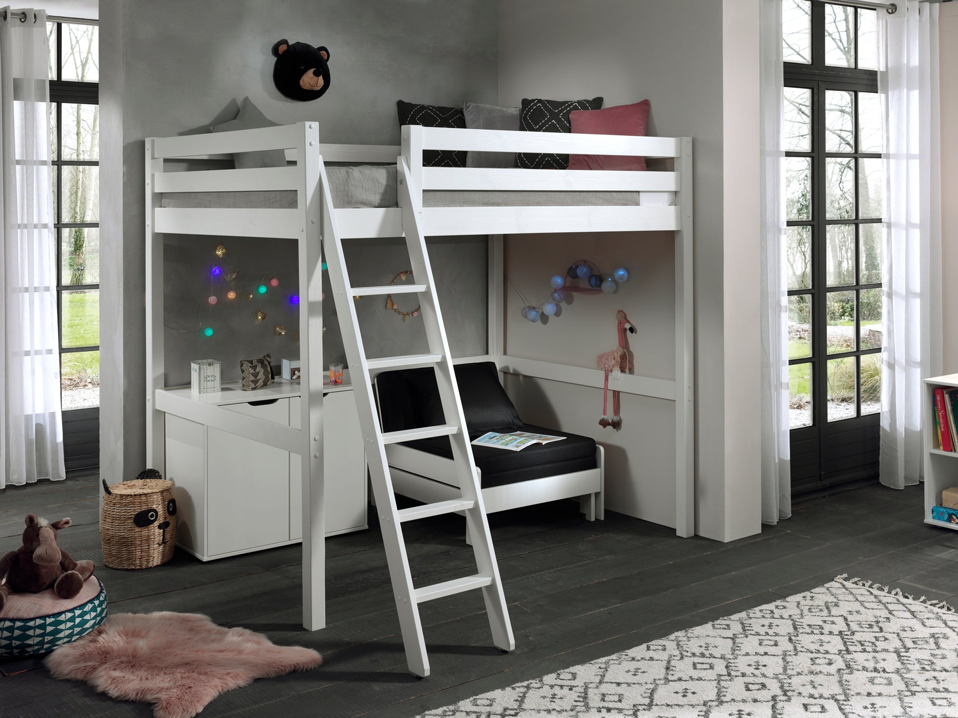 Deze PINO-combinatie bestaat uit een witte PINO-mezzanine, een witte PINO-kommode met 2 deuren en een wit PINO-zetelbed