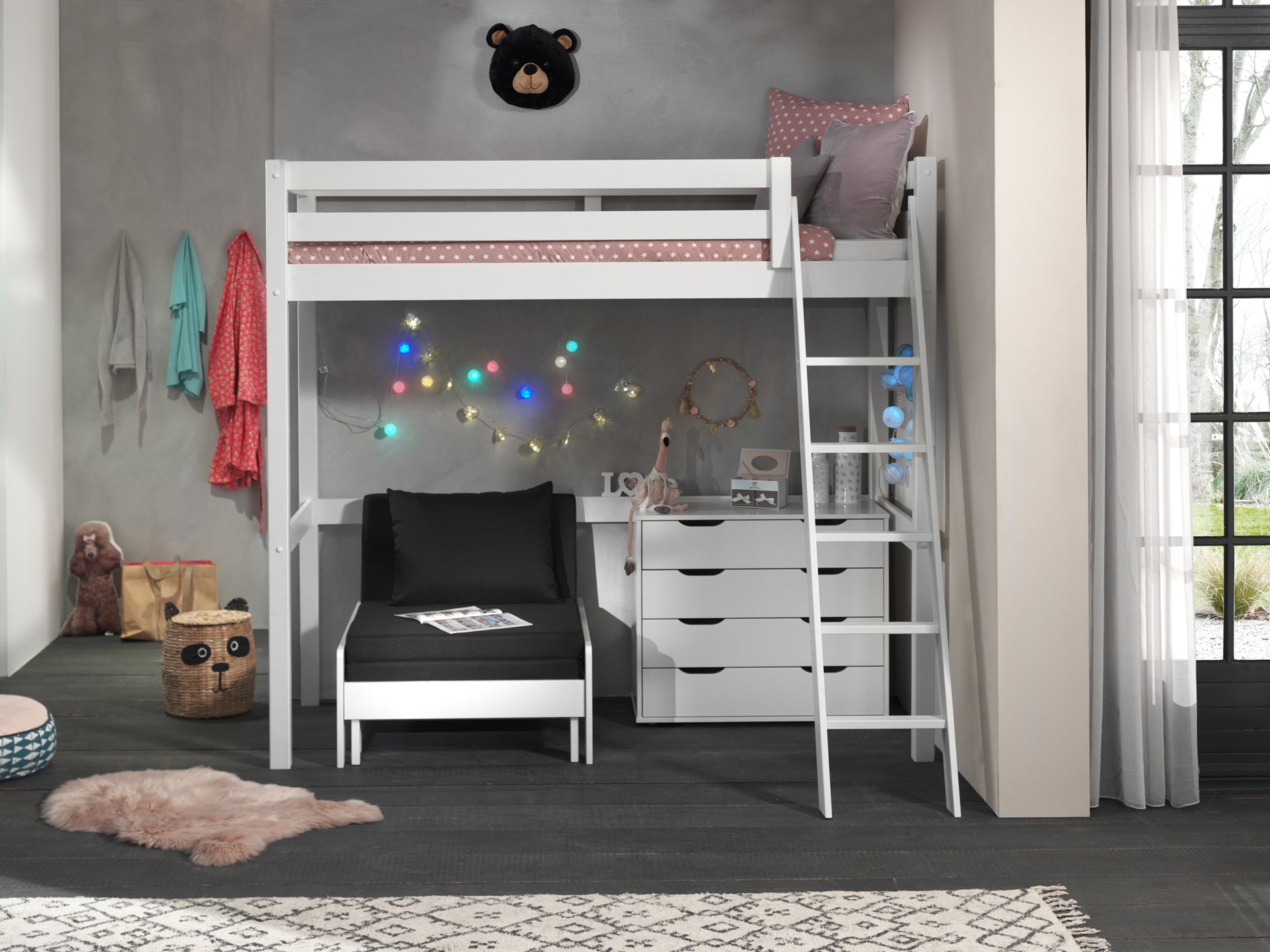 Deze PINO-combinatie bestaat uit een witte PINO mezzanine (90x200cm), een PINO kommode met 4 laden en een PINO zetelbed